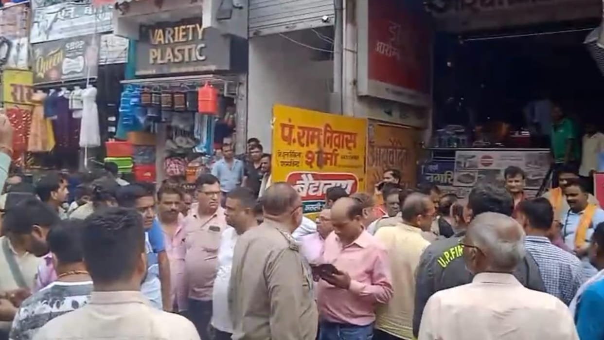 Jhansi: Fire broke out in a utensils shop, fire brigade reached the spot and brought it under control.