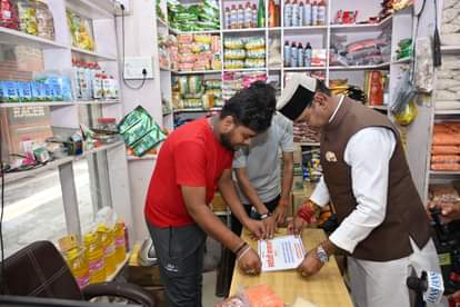 मंत्री विश्वास सारंग दुकानदारों के साथ