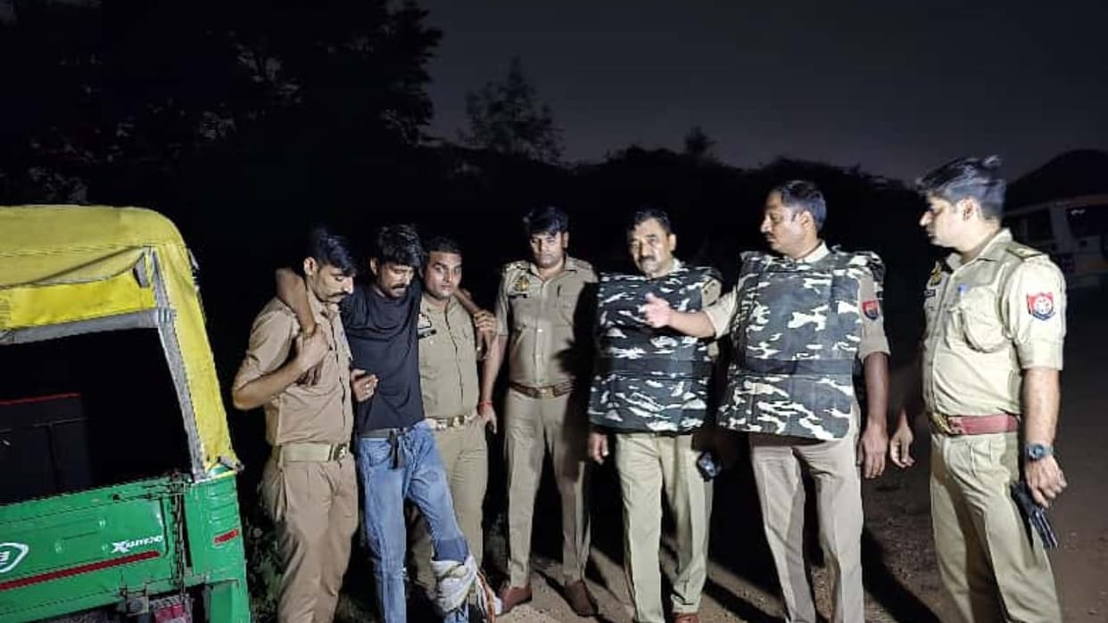 Jhansi: Beware of Auto Raja gang, snatched mobile phone of a girl after misleading her, arrested in encounter