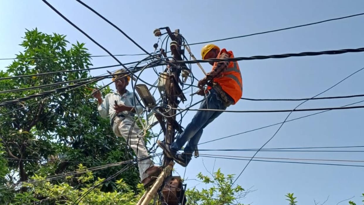 Jhansi: Power outage continued throughout the day... One lakh people affected, tree fell on 33 KV line