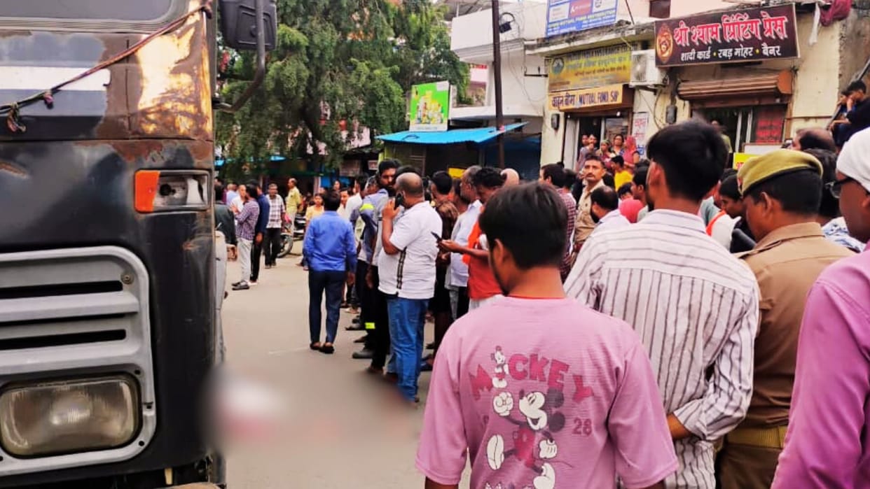 Accident in Sonbhadra three killed youth crushed by truck died after being trapped in cabin