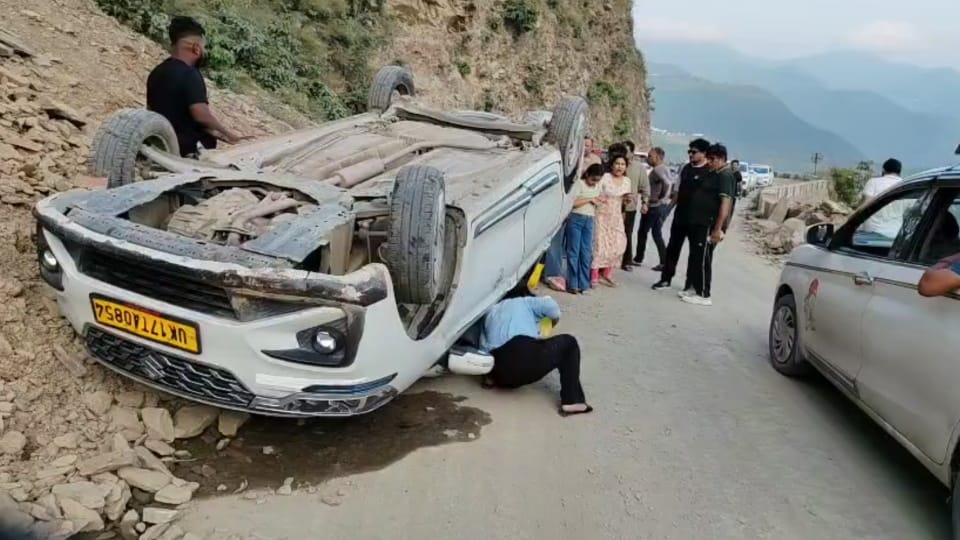 Devprayag Accident Taxi going from Chamoli to Dehradun overturned on road, narrowly escaped falling into ditch