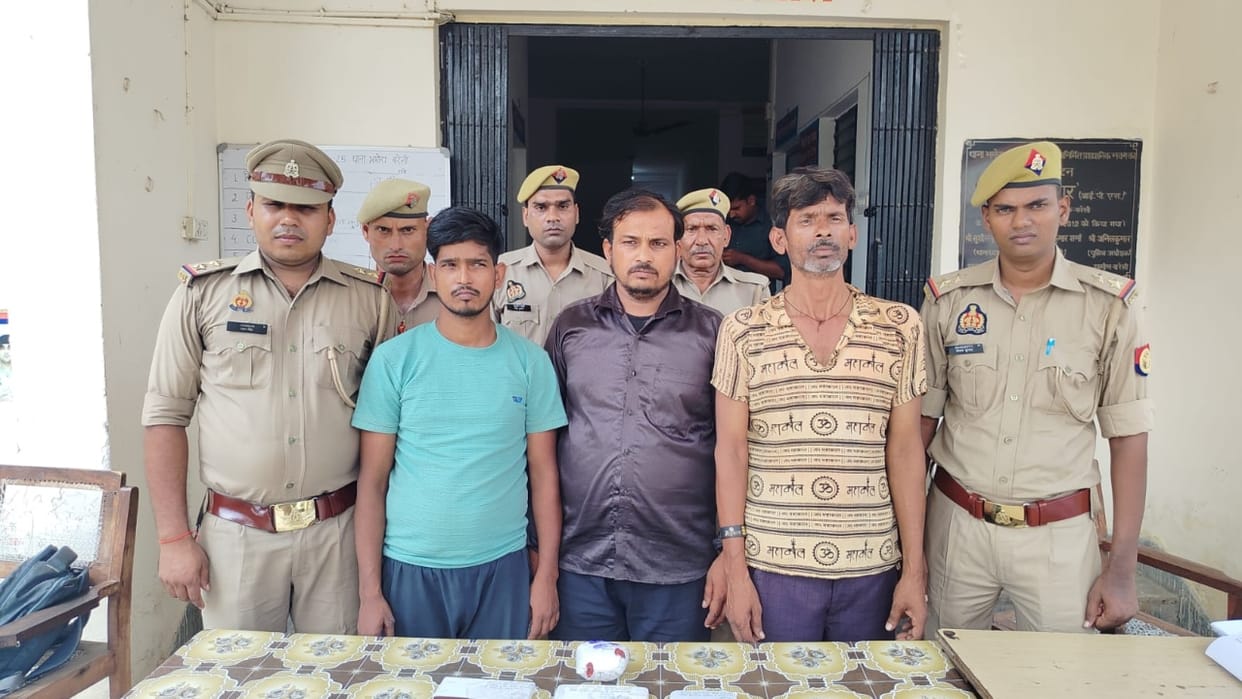 police arrested three smugglers in Bareilly