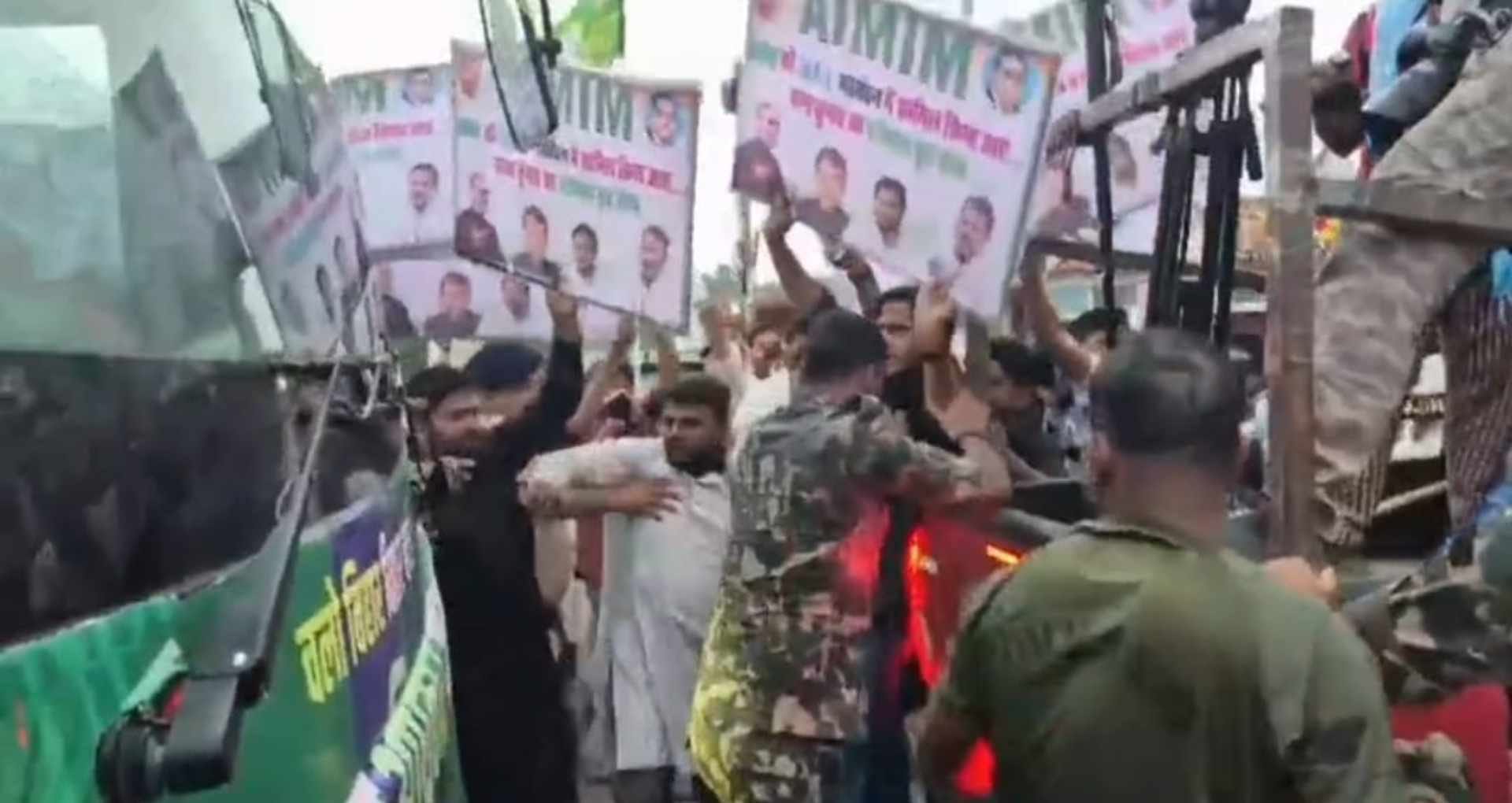 बिहार यात्रा के दौरान तेजस्वी यादव के काफिले में झड़प