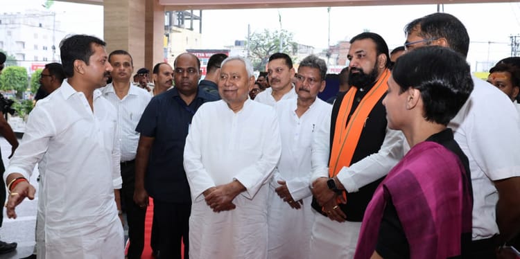 Bihar: सीएम नीतीश कुमार ने वर्चुअल रियलिटी थियेटर का किया शुभारंभ, इंजीनियरिंग के टॉपर्स को भी दिया सम्मान