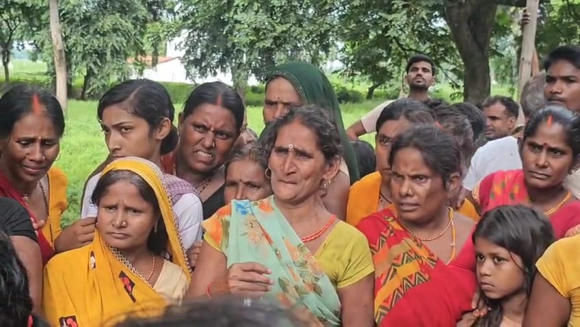 Bihar: A truck crushed three youths riding a bike in Patna, killing two and injuring a third; people protested