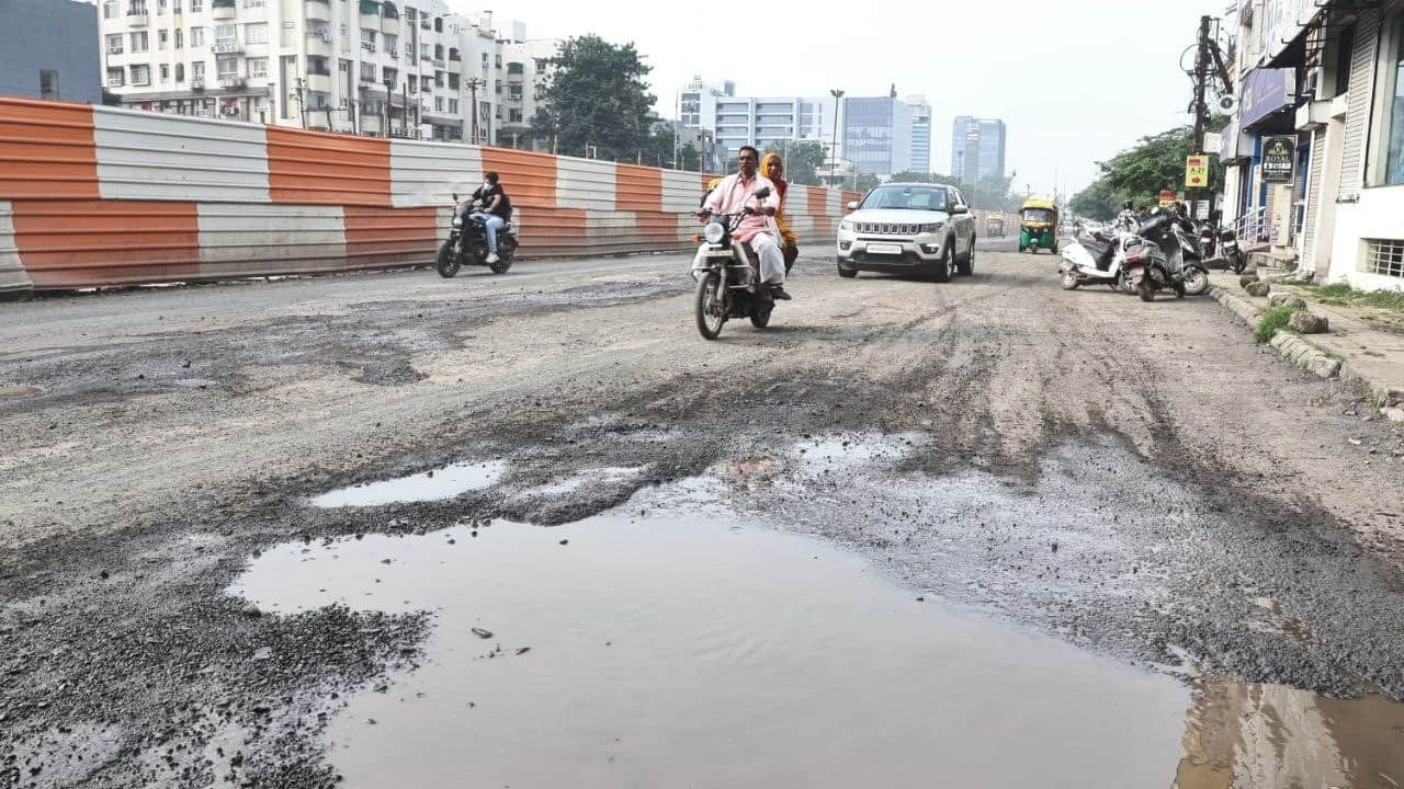 Indore News Flyover construction on Dewas road traffic jam at Vijay Nagar