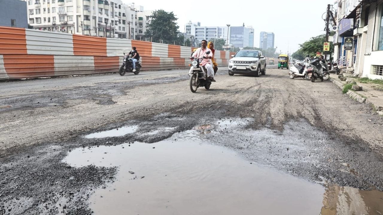 Indore News Flyover construction on Dewas road traffic jam at Vijay Nagar