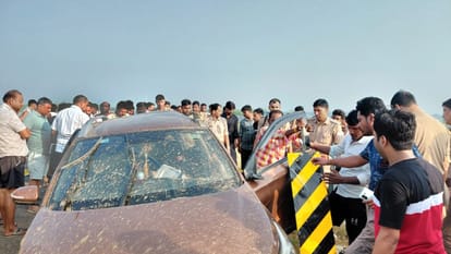 UP News: बदायूं में निर्माणाधीन गंगा एक्सप्रेसवे पर पलटी तेज रफ्तार कार, दो सराफा कारोबारियों की मौत Two bullion traders died after speeding car overturned on the Ganga Expressway in Budaun