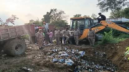 चार साल पहले बरामद अवैध शराब को कराया गया नष्ट।