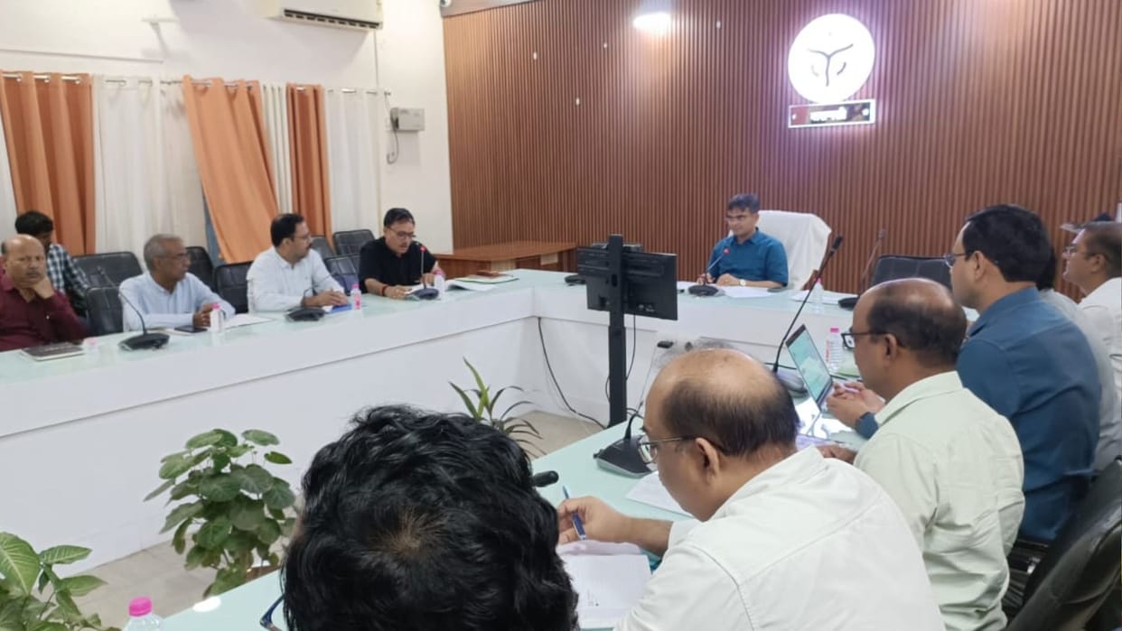 DM Satyendra Kumar issued instructions in meeting on special communicable disease control campaign in varanasi
