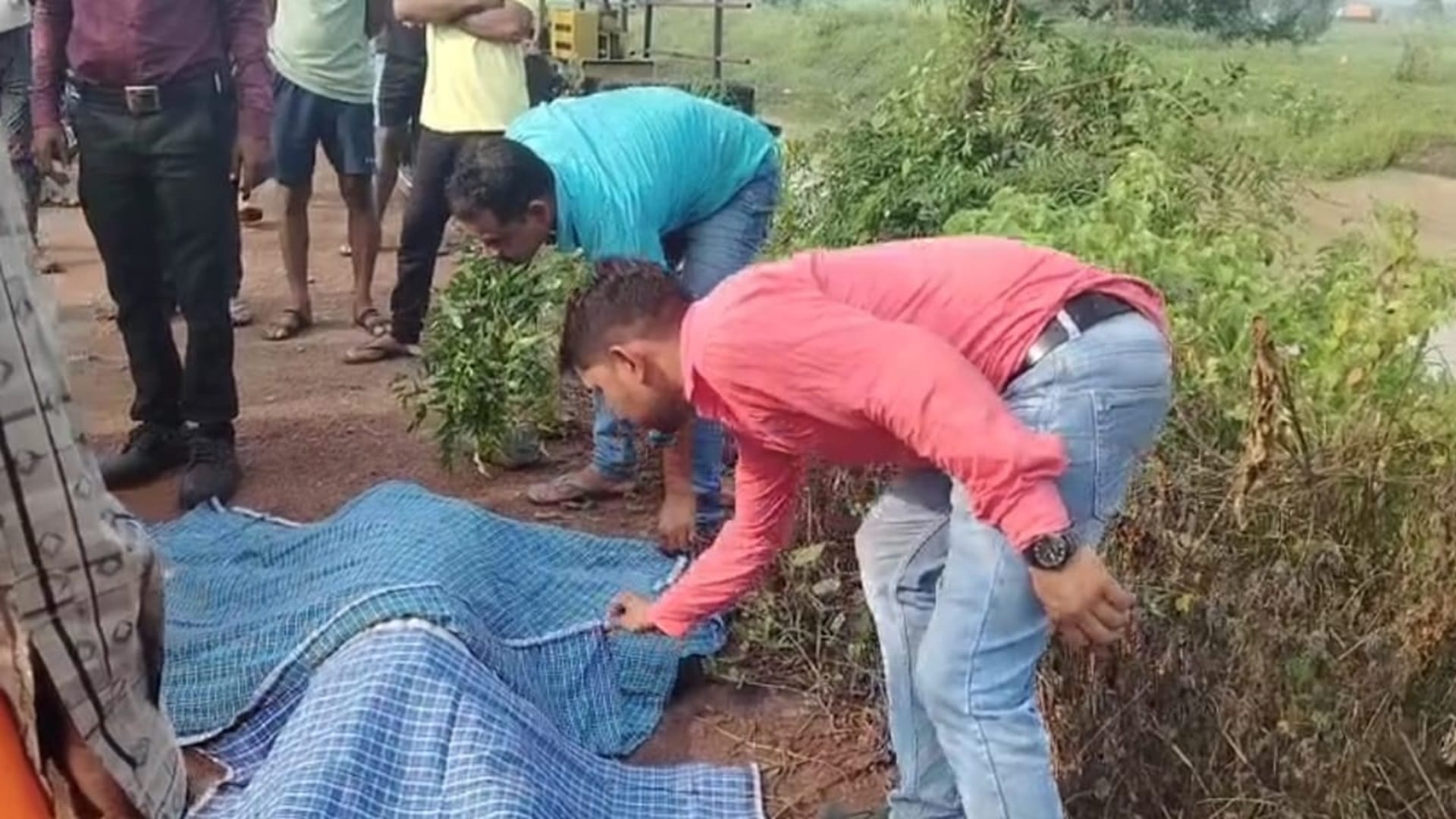 दो दिन बाद नहर से मिला जेसीबी चालक का शव