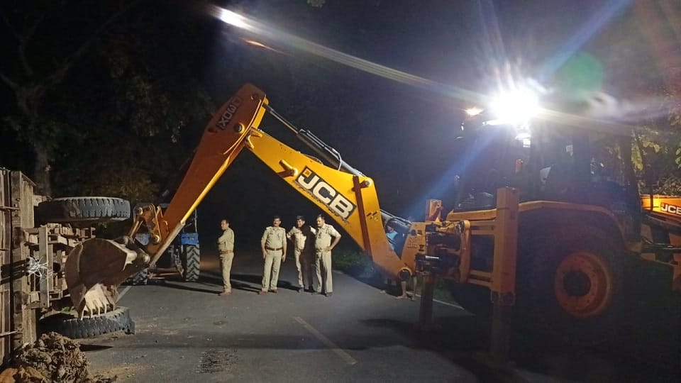 Five tehsil workers injured as speeding car rams into tractor-trolley