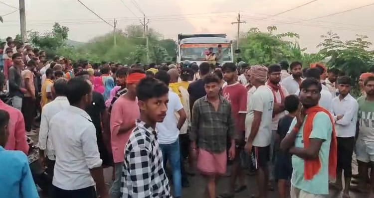 Bihar: तेज रफ्तार हाईवा ने बाइक सवार परिवार को कुचला, पत्नी की मौके पर मौत, पति-बेटी गंभीर रूप से घायल