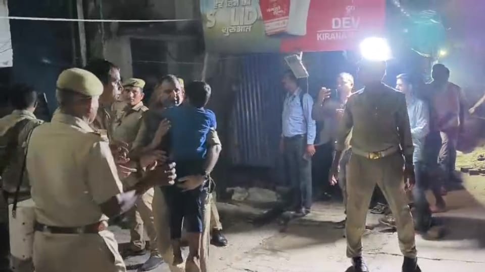 Kannauj Crime News: Man Held Wife Children Hostage at Gunpoint for 8 Hours Police Rescued Safely