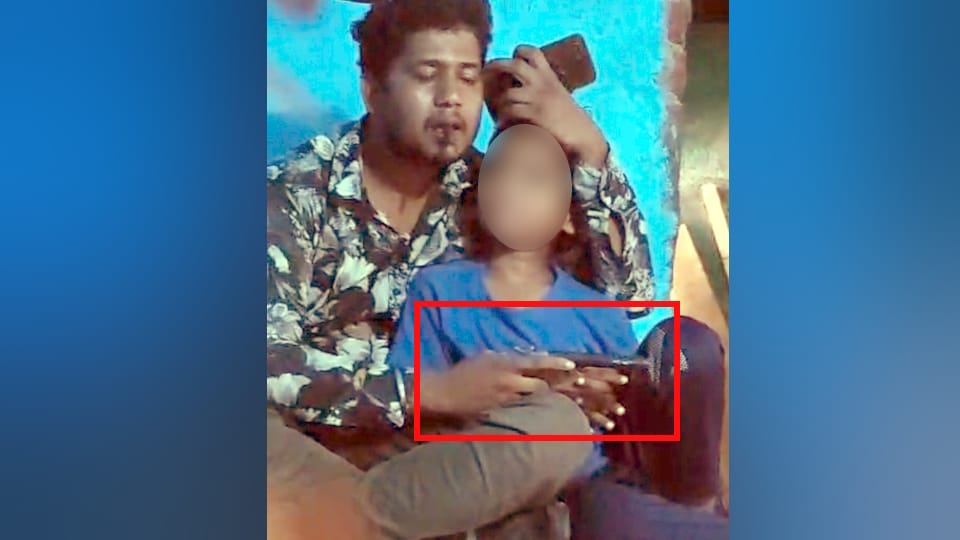 Kannauj Crime News: Man Held Wife Children Hostage at Gunpoint for 8 Hours Police Rescued Safely