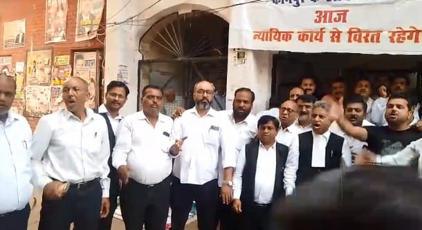 Kanpur Lawyers boycott judicial work protest against Varanasi lathicharge incident submit memorandum to DM