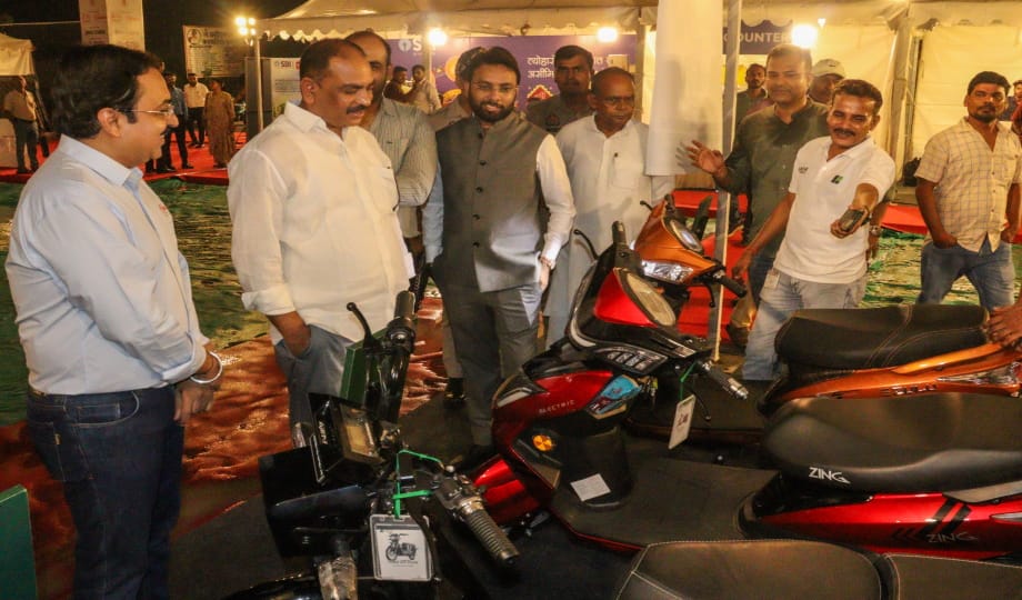 Prayagraj Auto Expo begins, citizens book their favourite rides