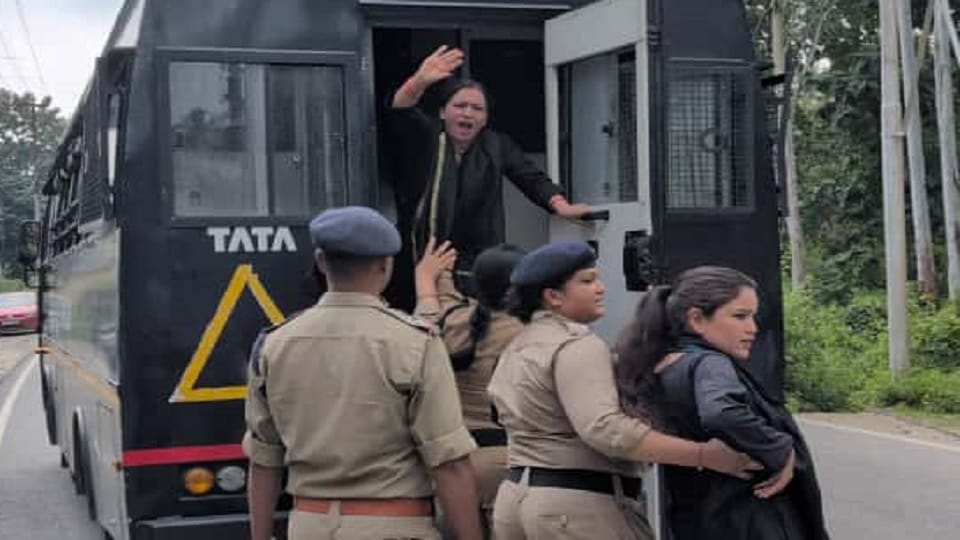 Youth Congress national secretary Mimansa who was protesting against CM dhami visit was detained in haldwani