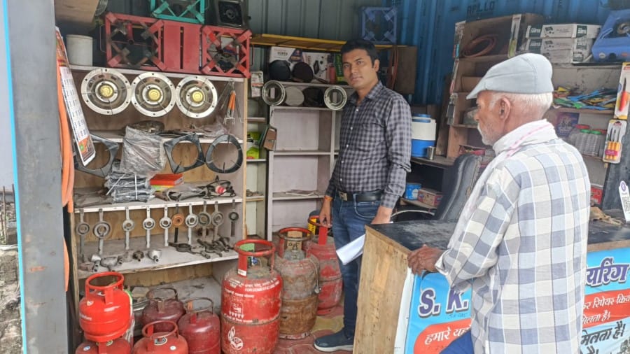 Indore news Food department raids illegal gas refilling cylinders