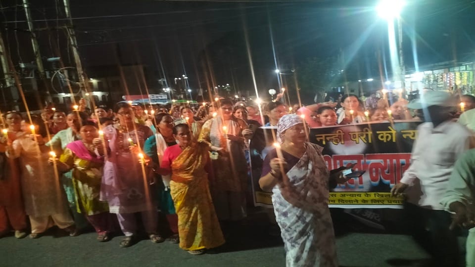 A rally was taken out in Munsiyari to get justice for Ladli