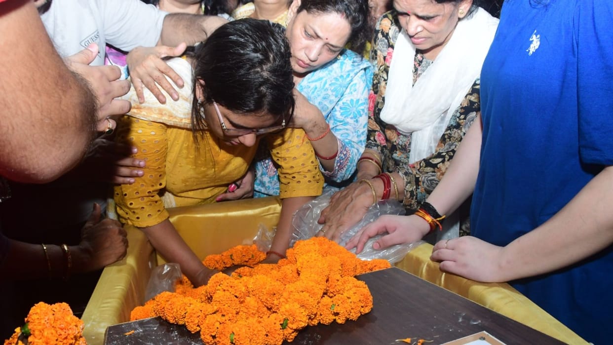 Major Raunak Singh Dead body reached kashi painful story of crying family in varanasi