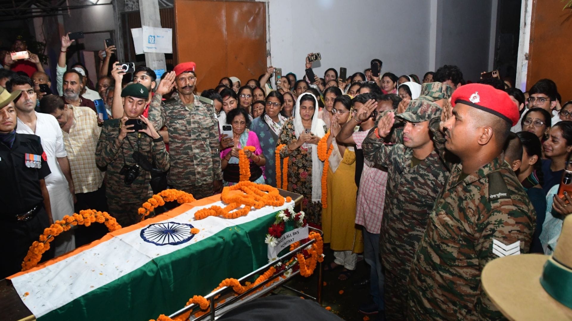 Major Raunak Singh Dead body reached kashi painful story of crying family in varanasi