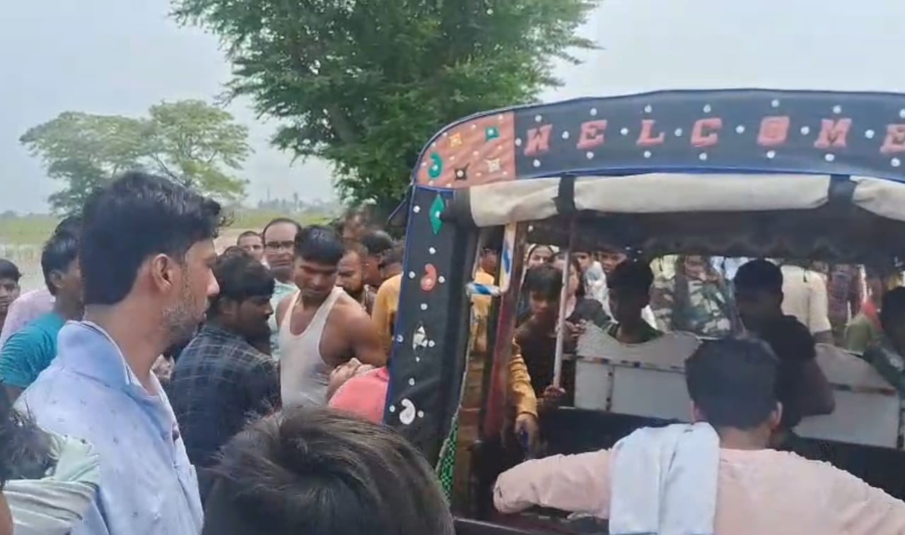 मौके पर जुटी भीड़