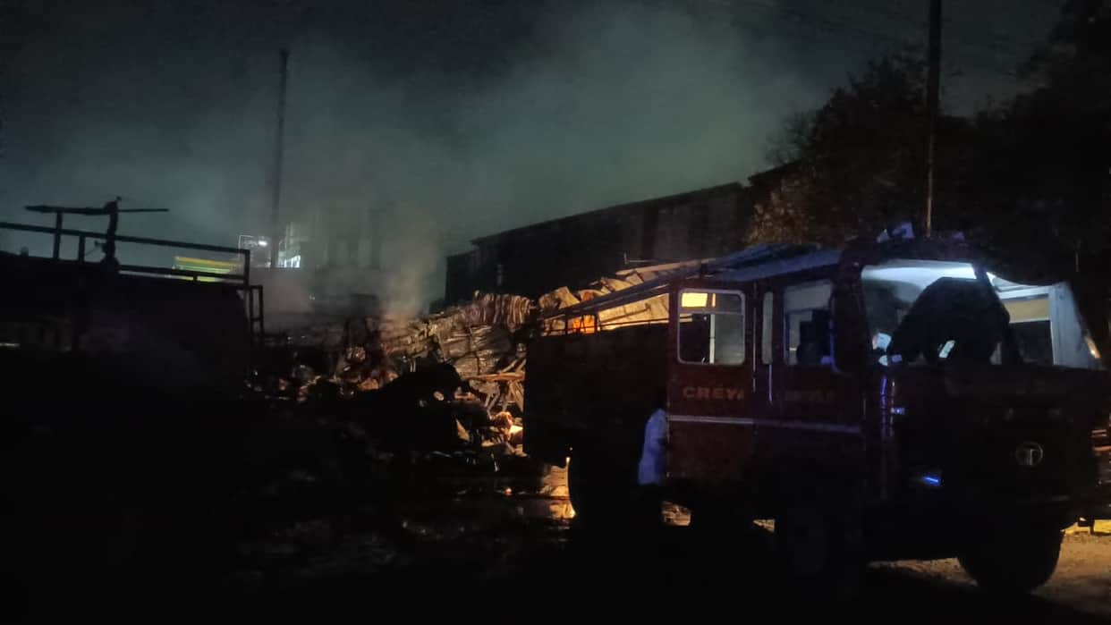 MP News: A massive fire broke out in Ananya Packers factory in Mandideep Industrial Area