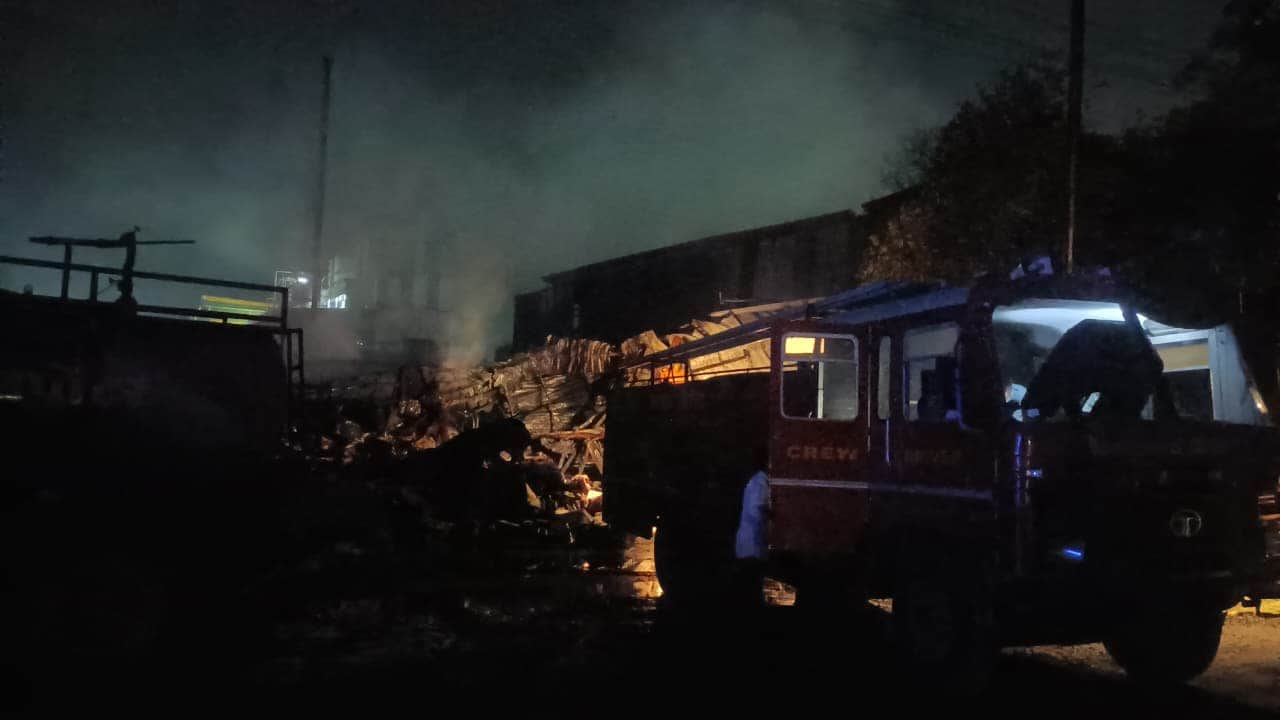 मौके पर पहुंची दमकल की गाड़ियां