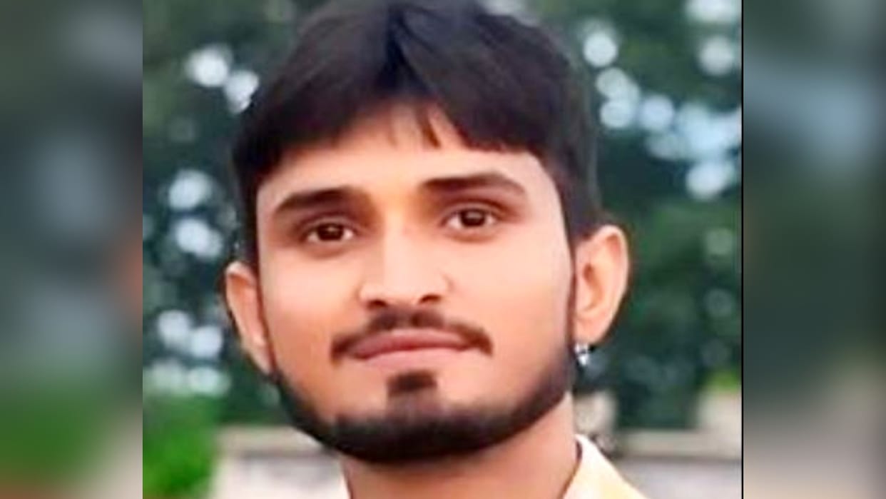 man committed suicide by consuming poison accusing his girlfriend and a constable in Budaun