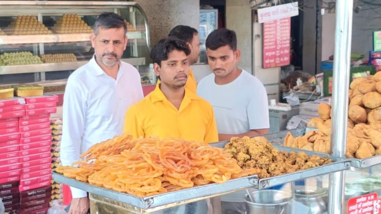 Jhansi: Food department raids Barua Sagar; notices issued after dirt is found at a famous sweet shop.