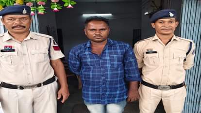 पुलिस की गिरफ्त में आरोपी