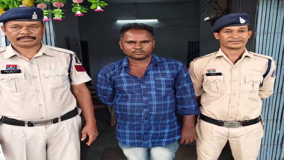पुलिस की गिरफ्त में आरोपी