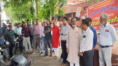 प्रदर्शन करते रेलवे कर्मचारी।