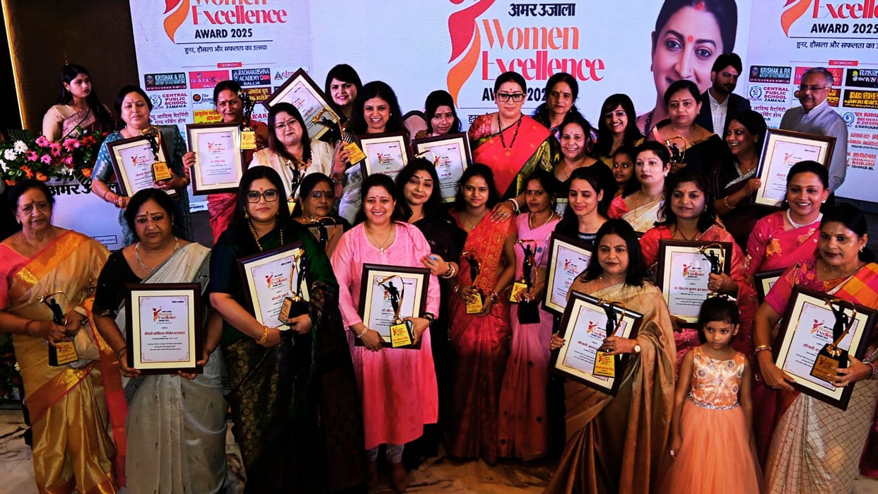 Smriti Irani presented Women Excellence Award to 25 women saying salute to mother power