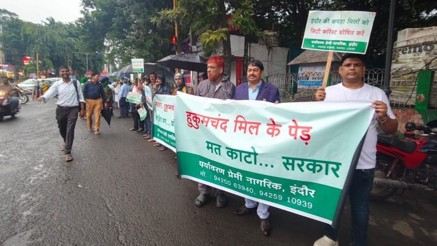 रीगल पर विरोध करते शहरवासी