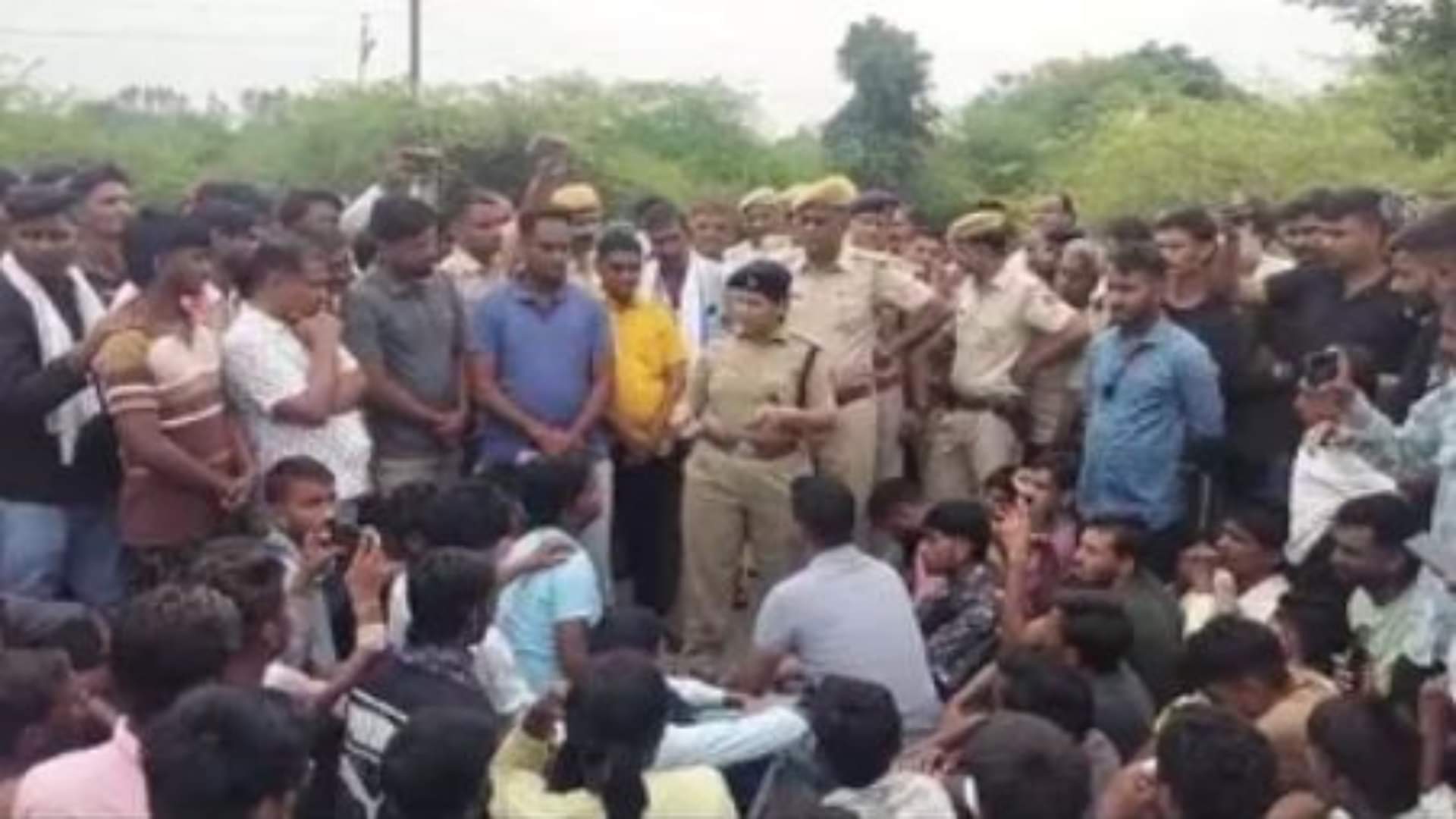 गौवंश की हत्या से भड़के ग्रामीणों ने सड़क पर जाम लगाया