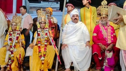 Ramnagar Ramlila 2025 Bharat leaves for Ayodhya carrying sandals on his head in varanasi