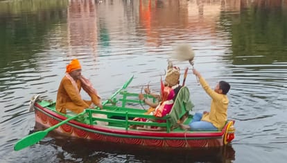 Ramnagar Ramlila 2025 Bharat leaves for Ayodhya carrying sandals on his head in varanasi