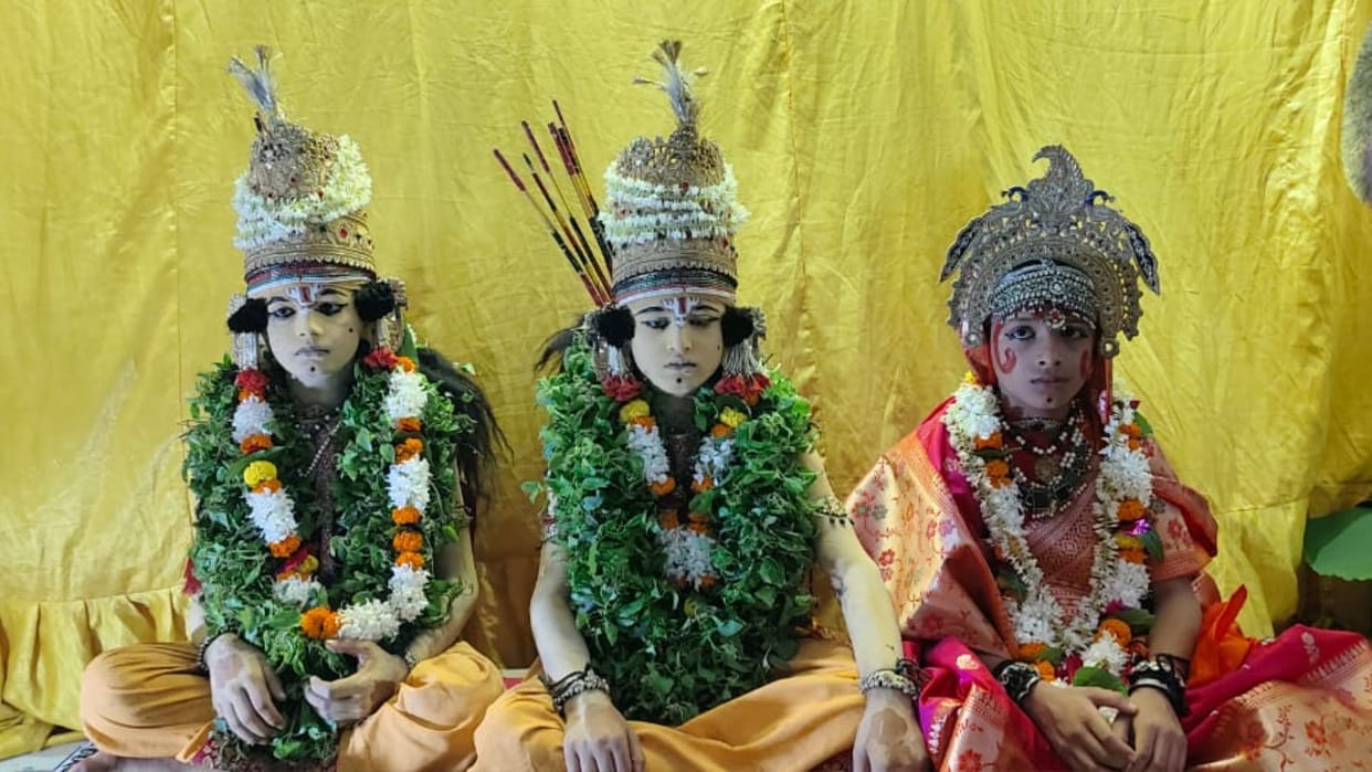 Ramnagar Ramlila 2025 Bharat leaves for Ayodhya carrying sandals on his head in varanasi