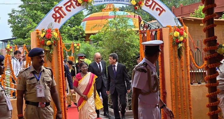 Bihar: राष्ट्रपति द्रौपदी मुर्मू पहुंचीं गयाजी, विष्णुपद मंदिर में किया पितरों का पिंडदान और श्राद्धकर्म