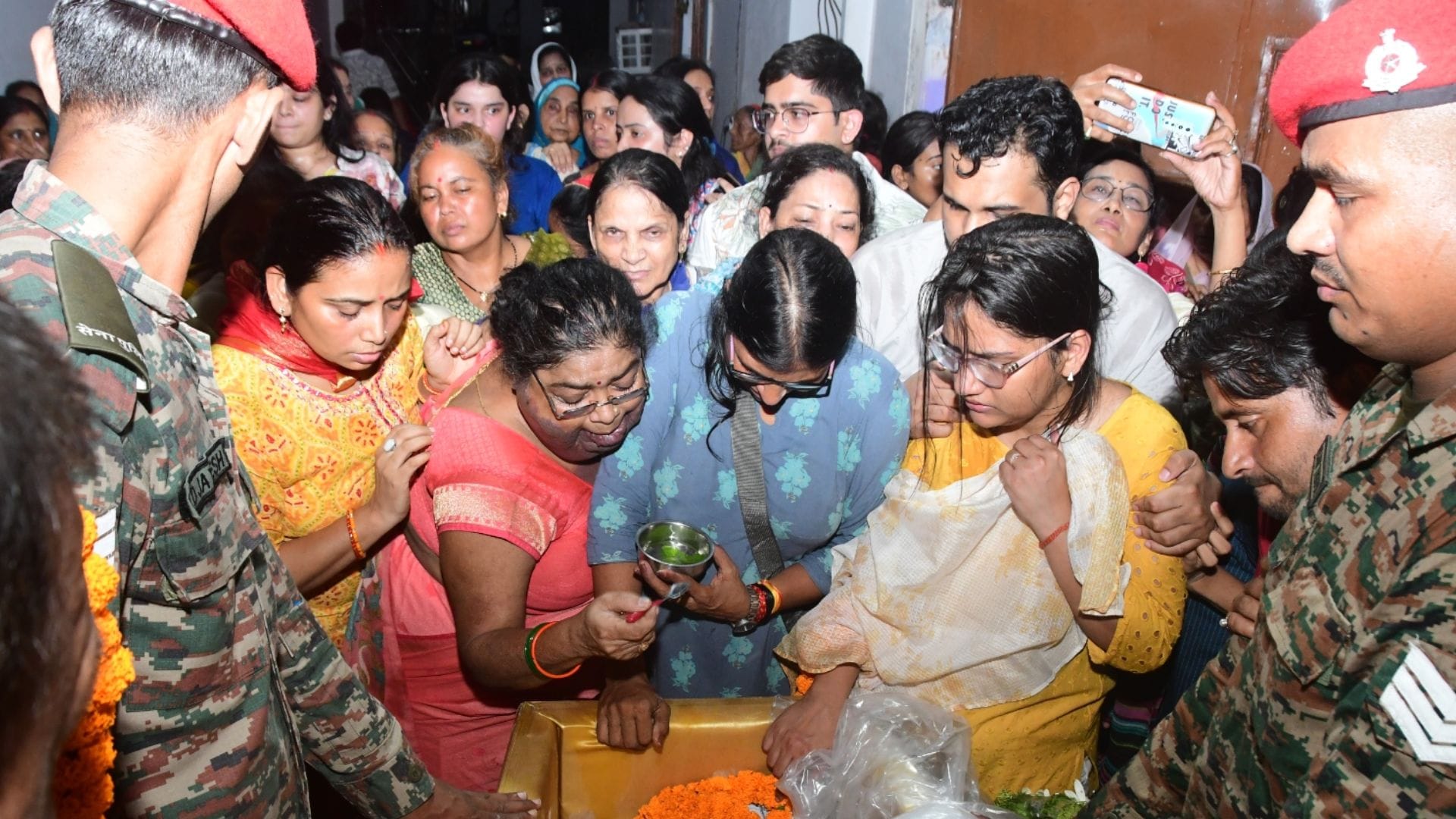 Major Raunak Singh Dead body reached kashi painful story of crying family in varanasi