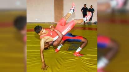 सिगरा स्टेडियम में मंडल स्तरीय कुश्ती प्रतियोगिता में खेलते खिलाड़ी।