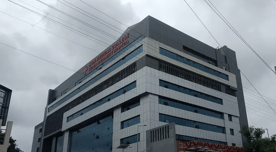 Indore news: Man attacked with knife, car vandalized in broad daylight at Super Speciality Hospital premises