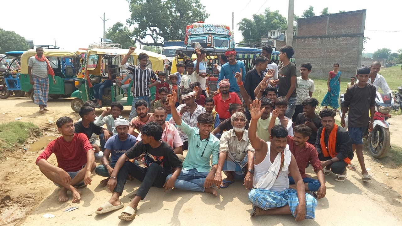 ट्रक चालकों ने किया प्रदर्शन