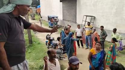 दफ्तर के बाहर लगी भीड़