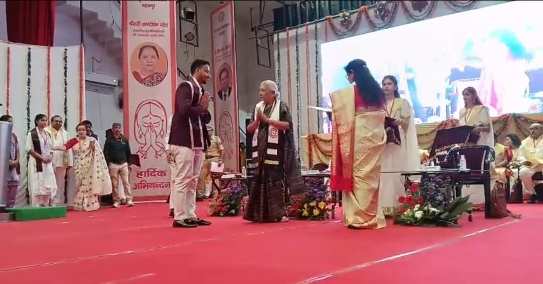 Governor Anandiben Patel Awards Gold Medals to Students at Maa Shakumbhari University Convocation