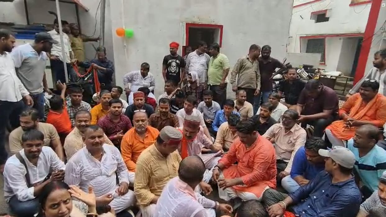 police officer slapped lawyer and BJP worker leaders protest in response in mirzapur