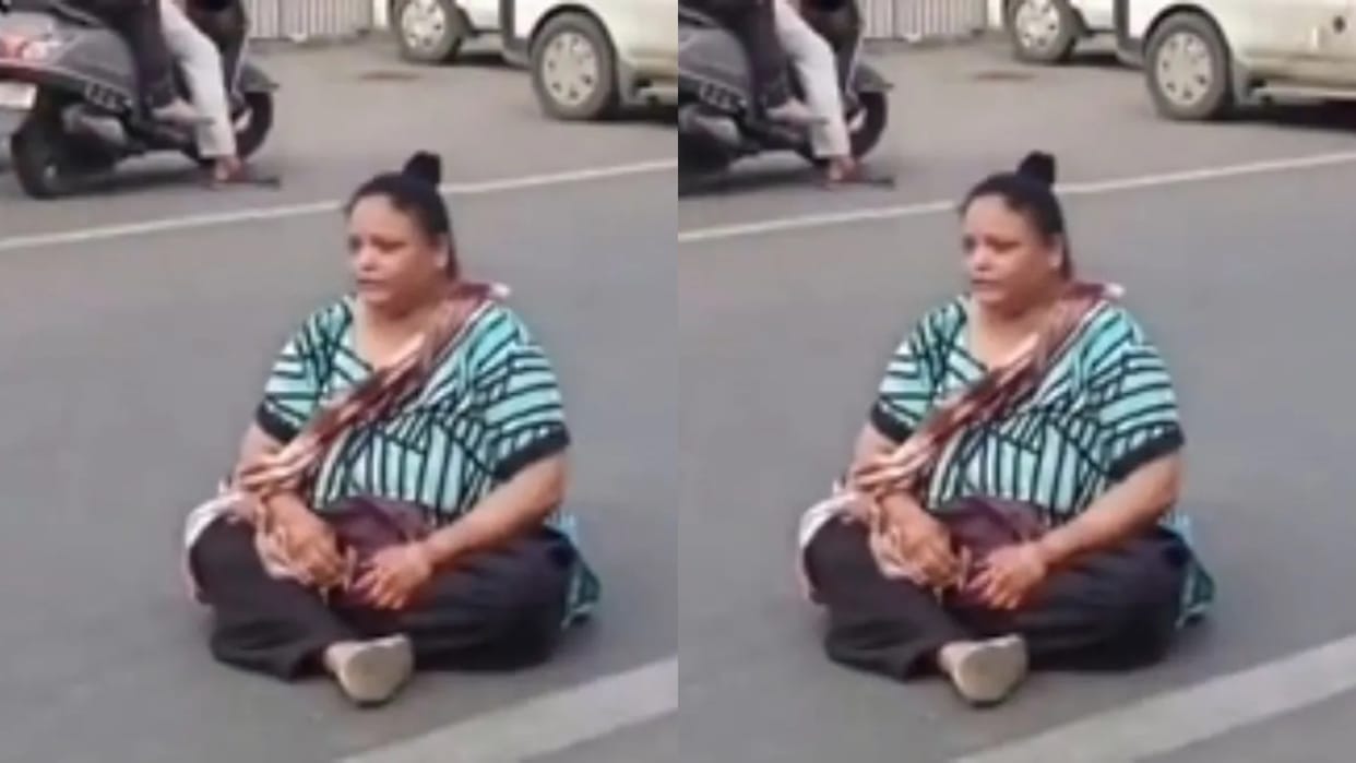 The shopkeeper served 4 pani puris instead of 6 the angry woman sat on a protest in the middle of the road